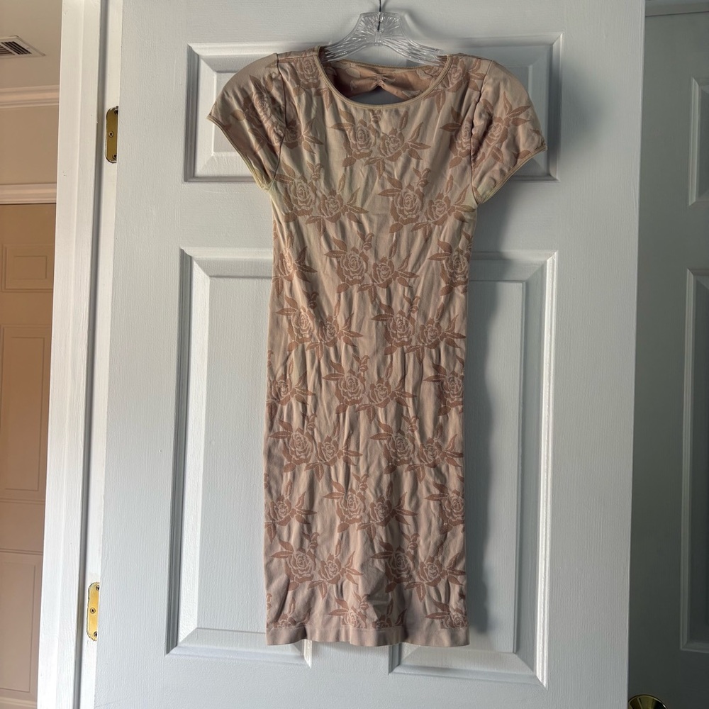 Bebe rose lace dress stretchy with cutouts on back size small